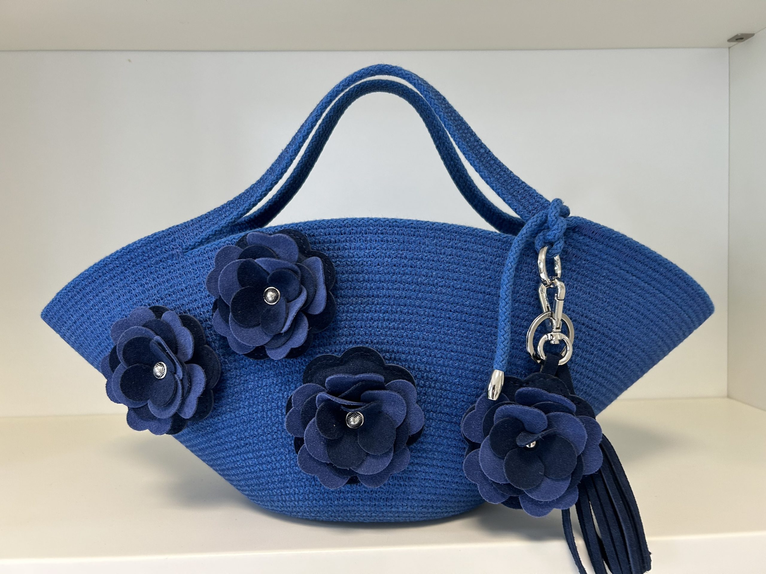 Borsa in corda con fodera coulisse e applicazioni di fiori in pelle 
Pezzi unici