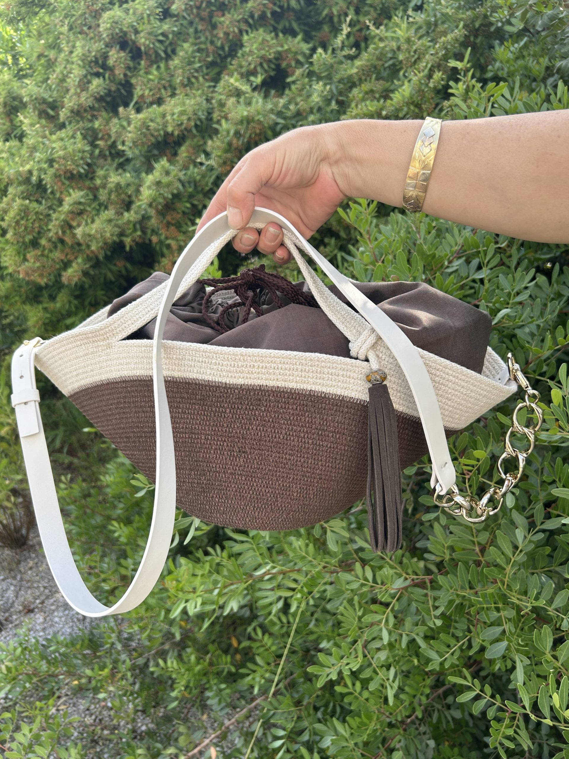 Borsa in corda di cotone con tracolla e portachiavi in pelle